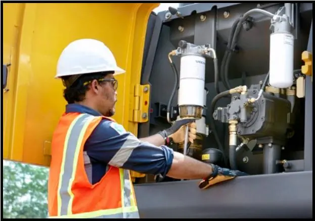 Teknisi melakukan service dan maintenance alat berat